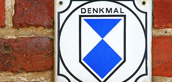 Denkmalschutzwappen auf einer Backsteinwand